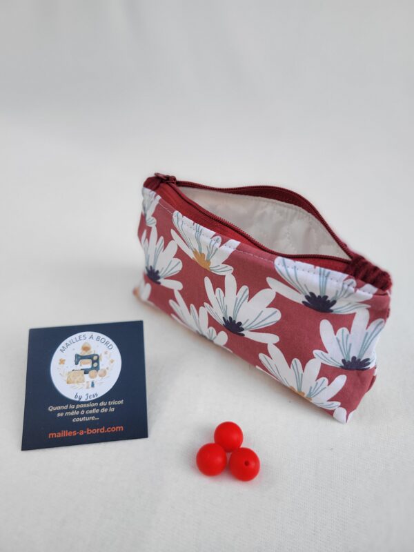 Trousse à accessoires pour le tricot crochet broderie, format moyen en tissu avec des fleurs blanches sur fond rouge et matelassé à l'intérieur