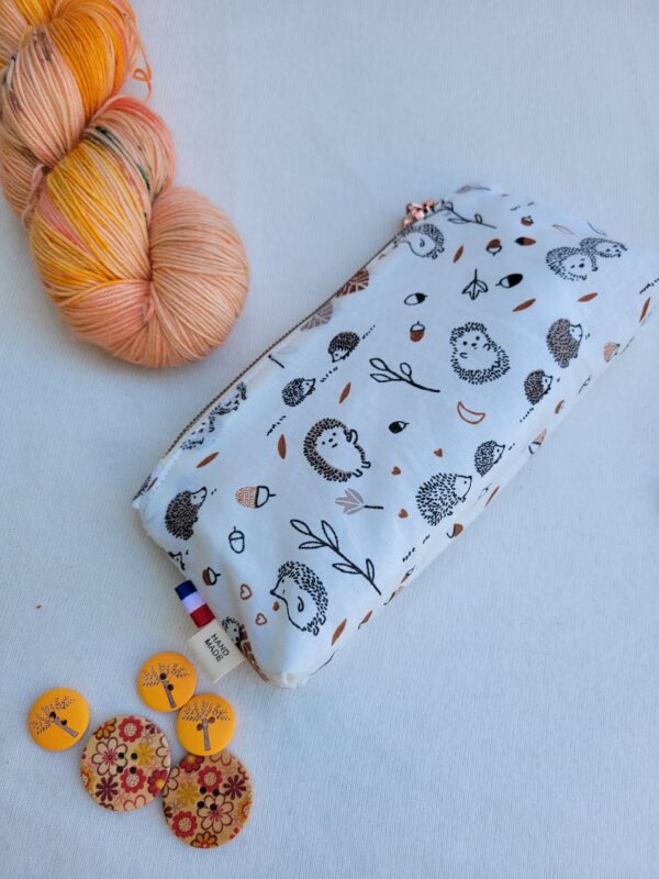 trousse-moyenne-herissons2 Trousse à accessoires pour le tricot crochet broderie, format moyen en tissu matelassé et coton motifs hérissons
