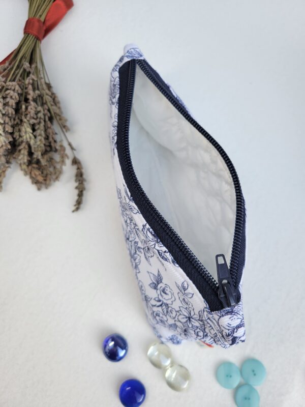 trousse-toile-jouy2 Trousse à accessoires pour le tricot crochet broderie, format moyen en tissu toile de Jouy bleu marine et matelassé