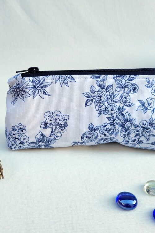 Trousse à accessoires pour le tricot crochet broderie, format moyen en tissu toile de Jouy bleu marine et matelassé