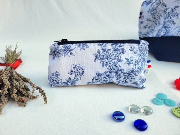 trousse-toile-jouy4 Trousse à accessoires pour le tricot crochet broderie, format moyen en tissu toile de Jouy bleu marine et matelassé