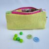trousse-velours-anis1 Trousse à accessoires pour le tricot crochet broderie, format moyen en tissu velours vert anis et coton fleuri à l'intérieur