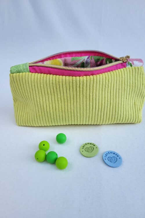 Trousse à accessoires pour le tricot crochet broderie, format moyen en tissu velours vert anis et coton fleuri à l'intérieur