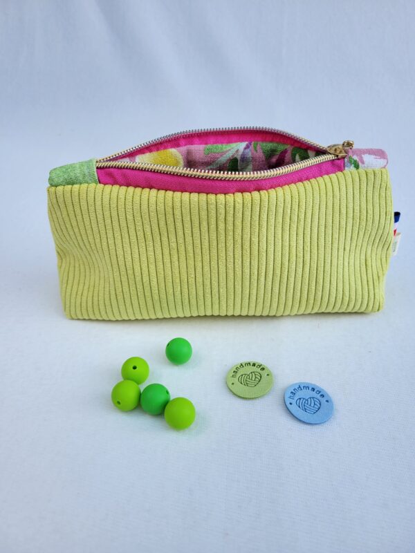 trousse-velours-anis1 Trousse à accessoires pour le tricot crochet broderie, format moyen en tissu velours vert anis et coton fleuri à l'intérieur