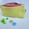 trousse-velours-anis2 Trousse à accessoires pour le tricot crochet broderie, format moyen en tissu velours vert anis et coton fleuri à l'intérieur
