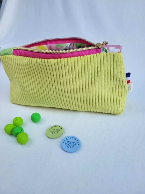 trousse-velours-anis2 Trousse à accessoires pour le tricot crochet broderie, format moyen en tissu velours vert anis et coton fleuri à l'intérieur