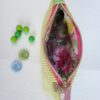 trousse-velours-anis3 Trousse à accessoires pour le tricot crochet broderie, format moyen en tissu velours vert anis et coton fleuri à l'intérieur