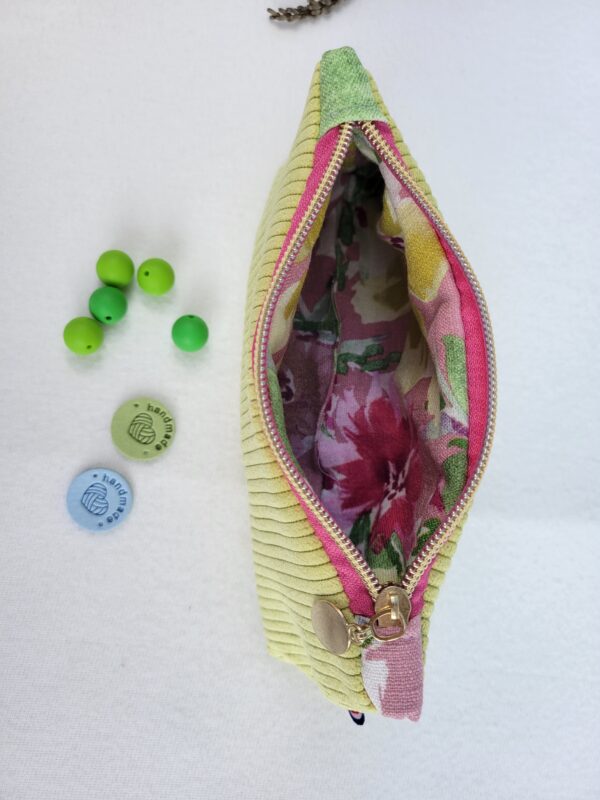 trousse-velours-anis3 Trousse à accessoires pour le tricot crochet broderie, format moyen en tissu velours vert anis et coton fleuri à l'intérieur