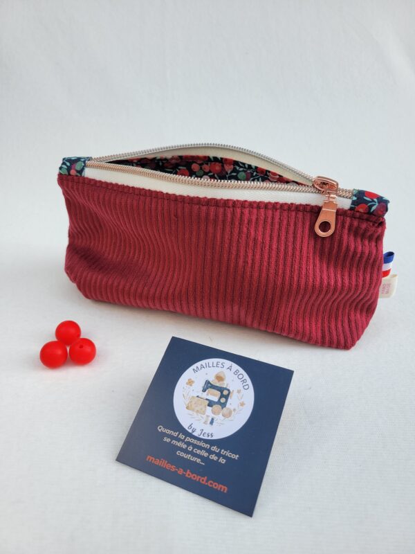 trousse-velours-cerise1 Trousse à accessoires pour le tricot crochet broderie, format moyen en tissu velours et coton fleuri cerise