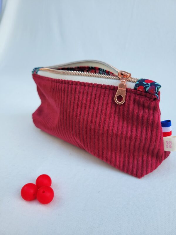 trousse-velours-cerise2 Trousse à accessoires pour le tricot crochet broderie, format moyen en tissu velours et coton fleuri cerise