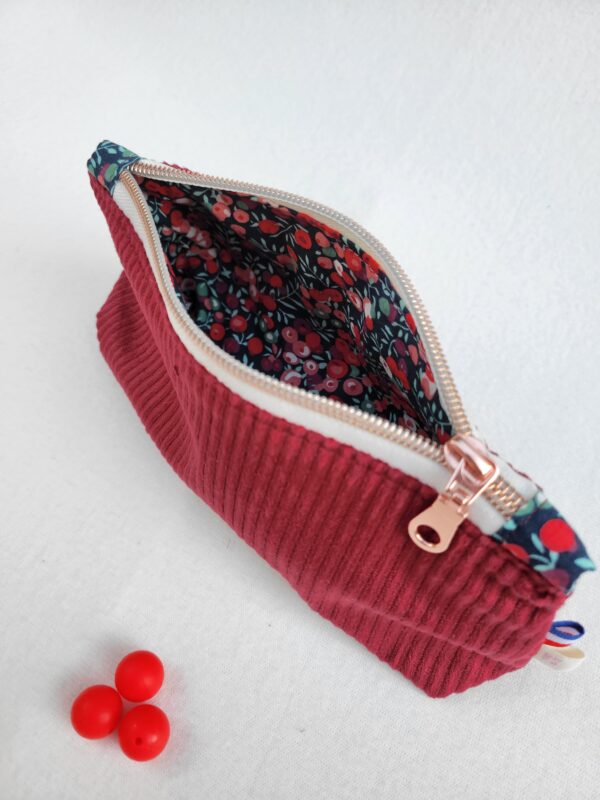 trousse-velours-cerise3 Trousse à accessoires pour le tricot crochet broderie, format moyen en tissu velours et coton fleuri cerise