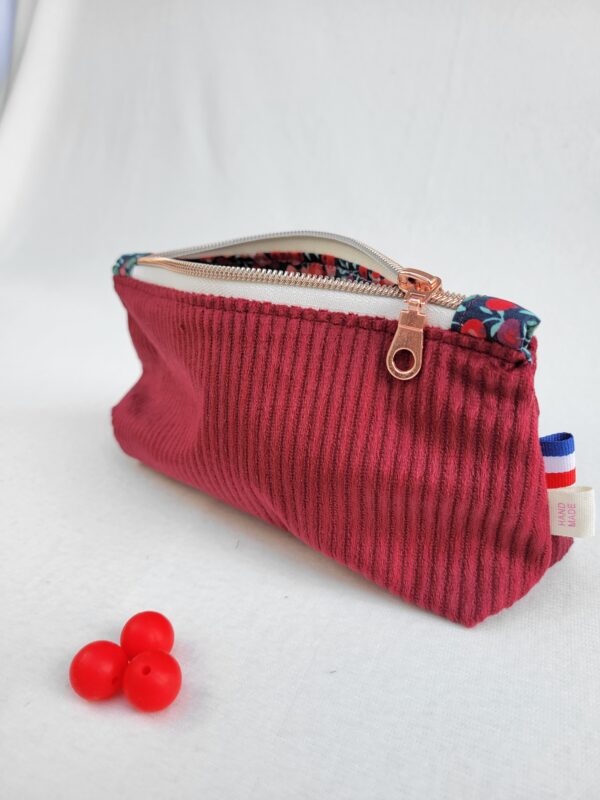 trousse-velours-cerise4 Trousse à accessoires pour le tricot crochet broderie, format moyen en tissu velours et coton fleuri cerise